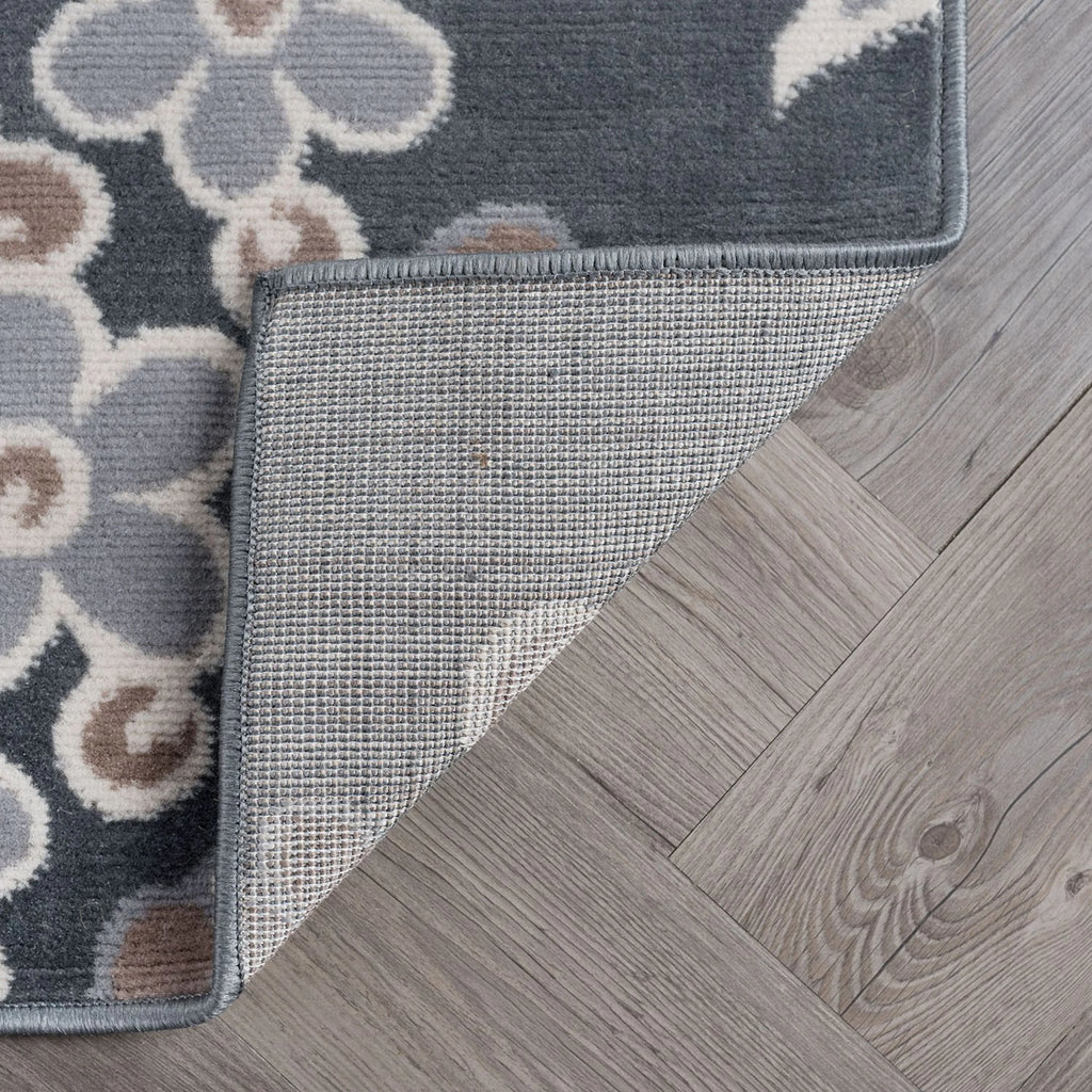 5' x 7' Gray and Cream Polypropylene Indoor Area Rug B42531