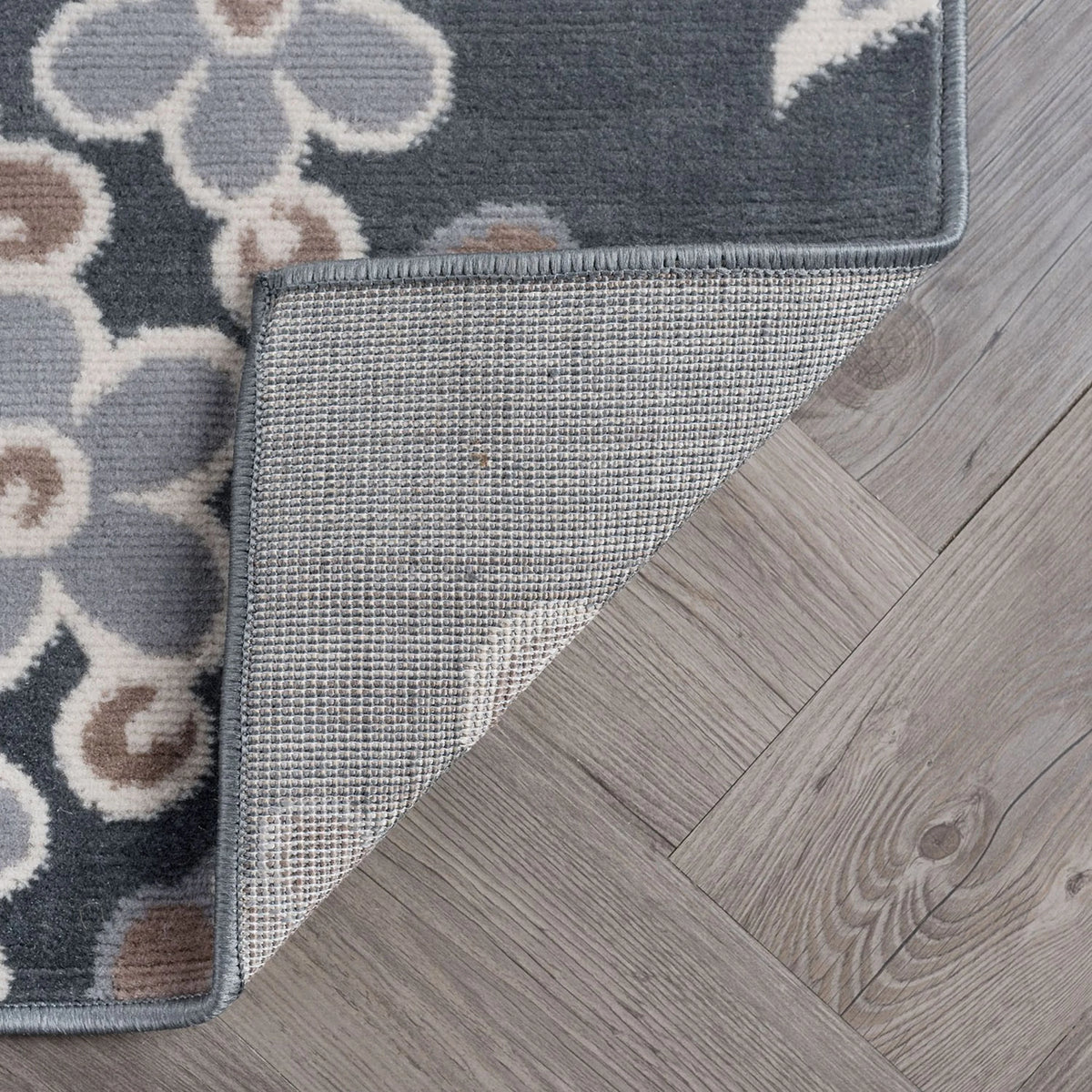5' x 7' Gray and Cream Polypropylene Indoor Area Rug B42531